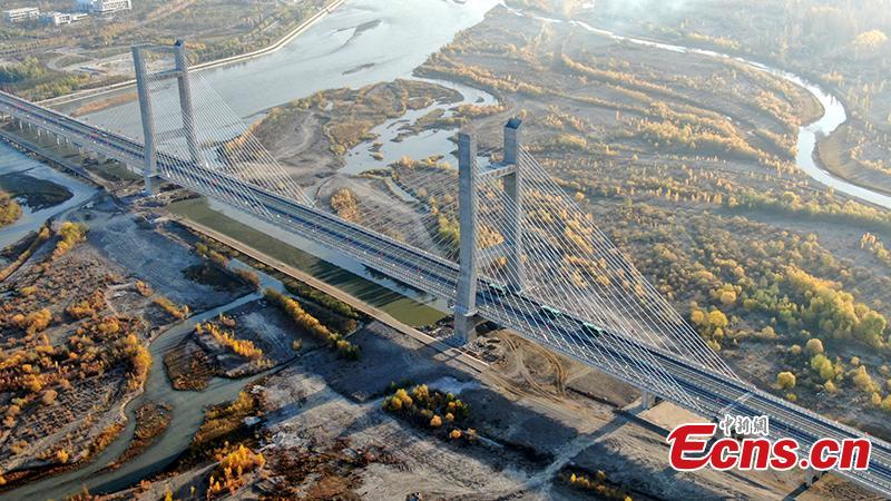 Xinjiang : un nouveau pont établit un record historique