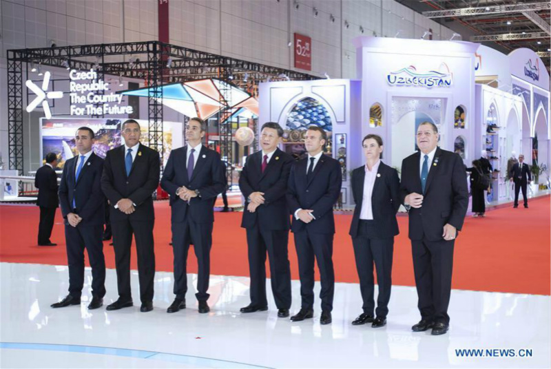 Xi Jinping et des dirigeants étrangers visitent les expositions de la CIIE