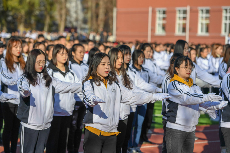La Chine établit un record Guinness du plus grand nombre de personnes pratiquant la langue des signes ensemble
