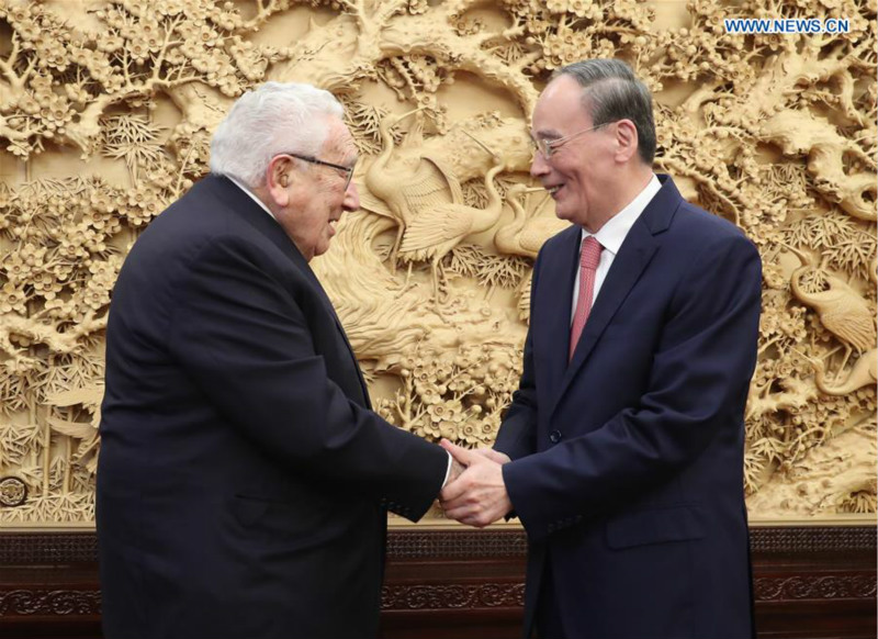 Le vice-président chinois rencontre Henry Kissinger