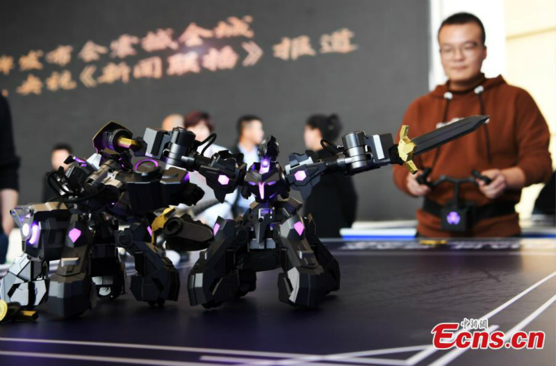 Plus de 100 robots exposés dans une exposition dans le Gansu
