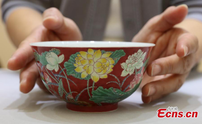 Un rare bol émaillé de la dynastie Qing vendu aux enchères pour 87,2 millions de dollars HK