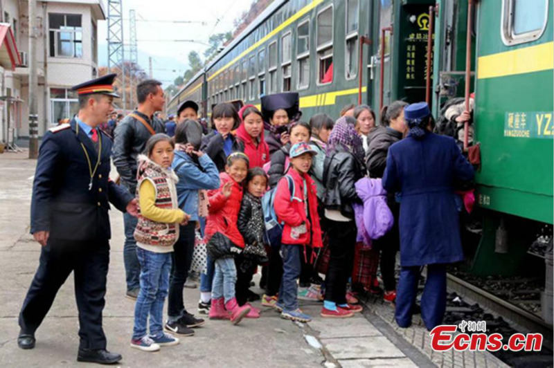 Le train à l'ancienne reste essentiel pour les étudiants du Sichuan