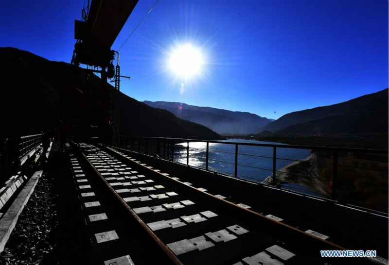 Fin des travaux de pose de rails pour un pont de 4 615 mètres de long au-dessus du Yarlung Zangbo