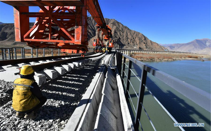 Fin des travaux de pose de rails pour un pont de 4 615 mètres de long au-dessus du Yarlung Zangbo