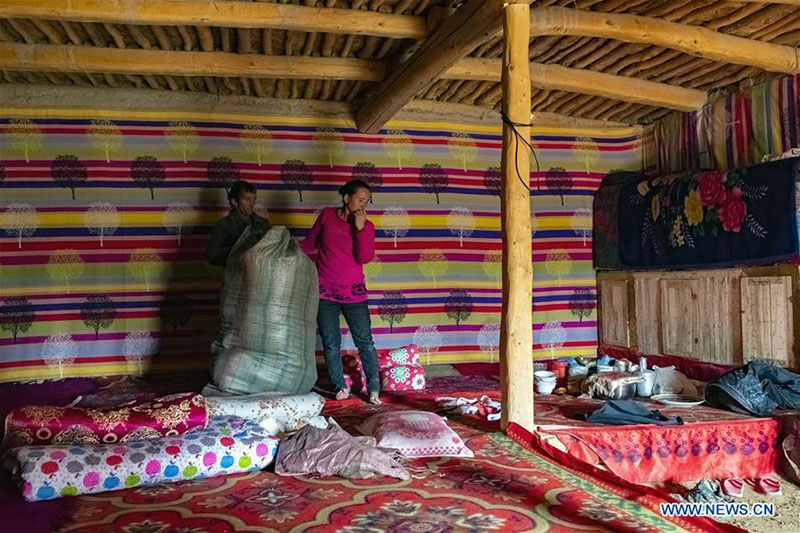 Xinjiang : des familles démunies déménagent dans leur nouvelle maison