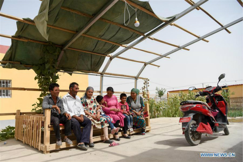 Quelques exemples de mesures prises dans les villages pauvres du Xinjiang pour améliorer le niveau de vie des habitants