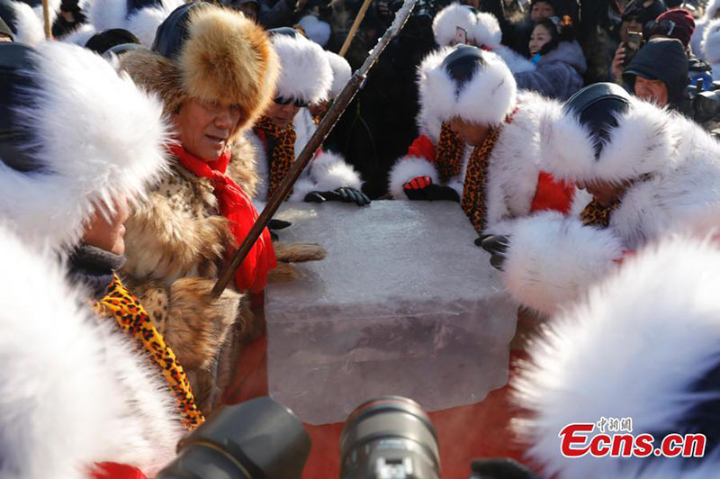 Harbin lance la collecte annuelle de glace pour les sculptures