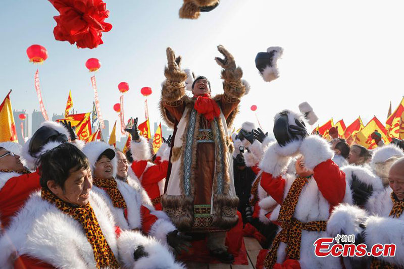 Harbin lance la collecte annuelle de glace pour les sculptures