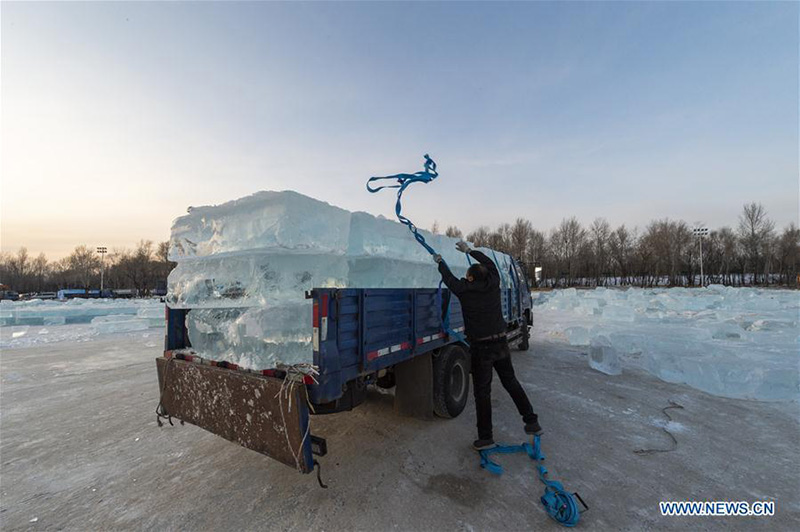 Heilongjiang : la collecte des cubes de glace dans la Rivière Songhua gelée
