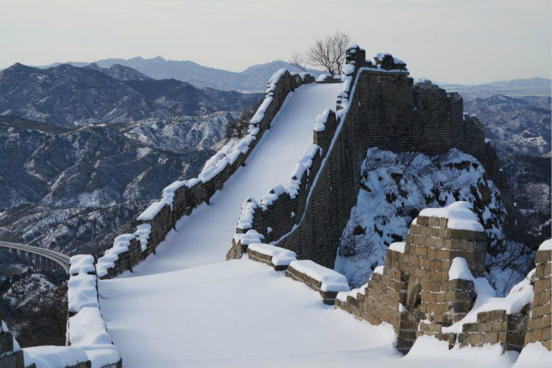La Grande Muraille de Jinshanling recouverte par des chutes de neige