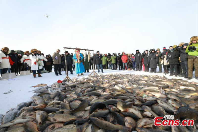 Les activités de pêche sur glace du lac Nuogan, en Mongolie intérieure
