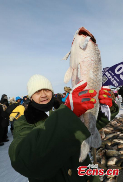 Les activités de pêche sur glace du lac Nuogan, en Mongolie intérieure