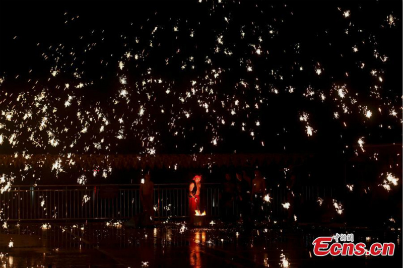 Le Festival classique des lanternes d'étincelles de fer fondu de Changsha