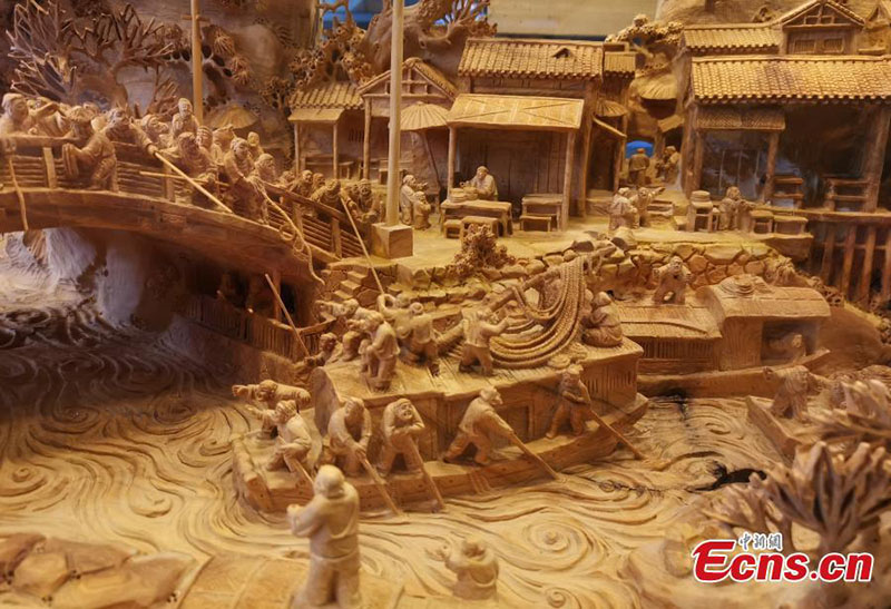 Une sculpture sur bois d'un ancien chefs-d'œuvre exposée à Chongqing