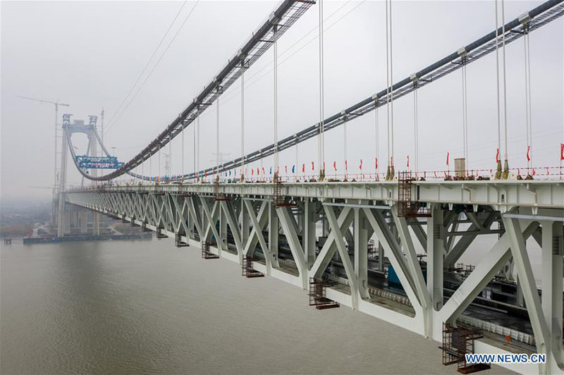 Achèvement du corps principal du premier pont suspendu autoroute-chemin de fer dans le Jiangsu
