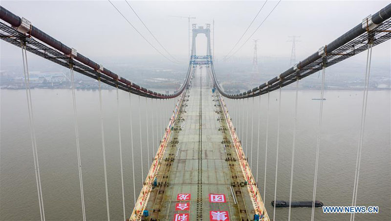 Achèvement du corps principal du premier pont suspendu autoroute-chemin de fer dans le Jiangsu
