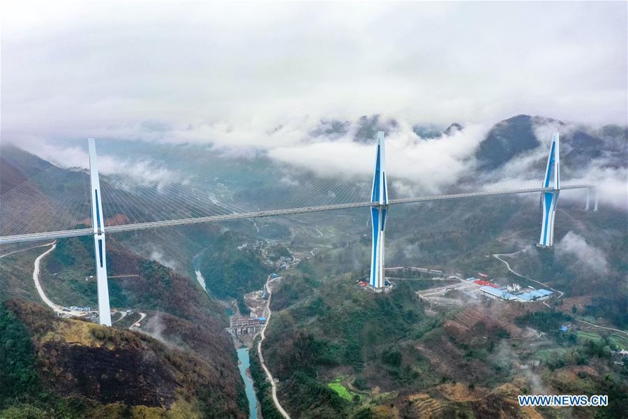 Ouverture à la circulation d'un méga-pont dans la province du Guizhou