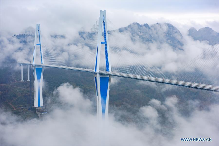 Ouverture à la circulation d'un méga-pont dans la province du Guizhou