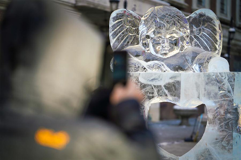 Heilongjiang : des sculptures de glace installées comme ornement sur la Rue Centrale
