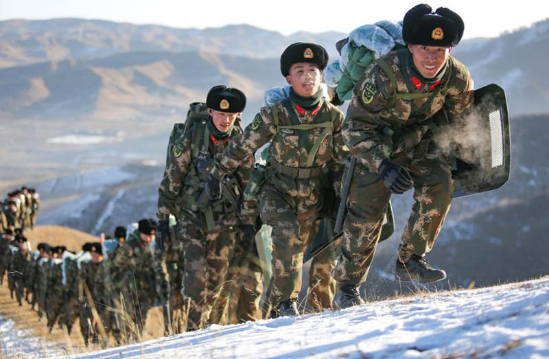 Les recrues de la génération 2000 s'entraînent dans le froid dans le Gansu