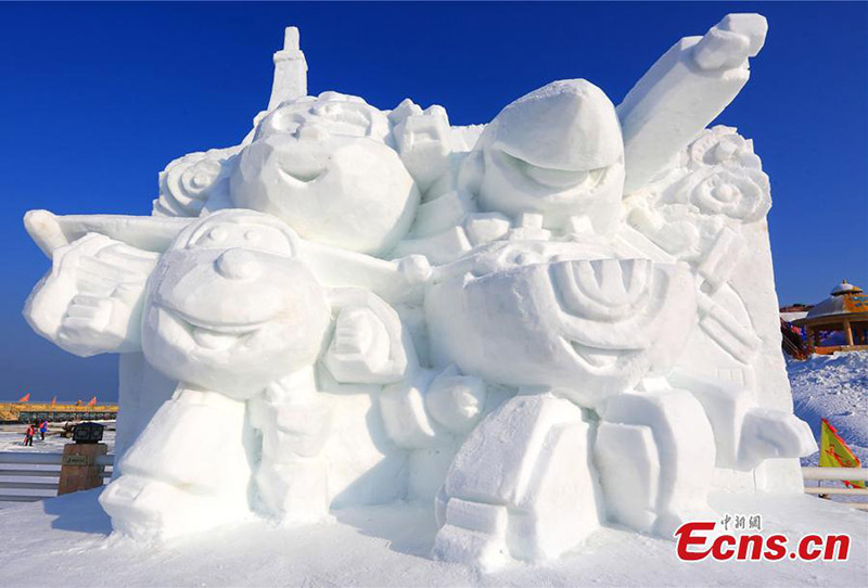 Des sculptures de neige impressionnent les touristes dans le Nord-ouest de la Chine