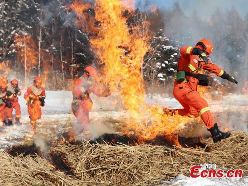 Une équipe forestière participe à un exercice contre l'incendie dans le nord-est de la Chine