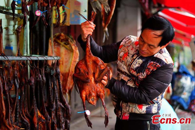 Hangzhou : le canard à la sauce soja épicée, un plat incontournable du menu du Nouvel An lunaire