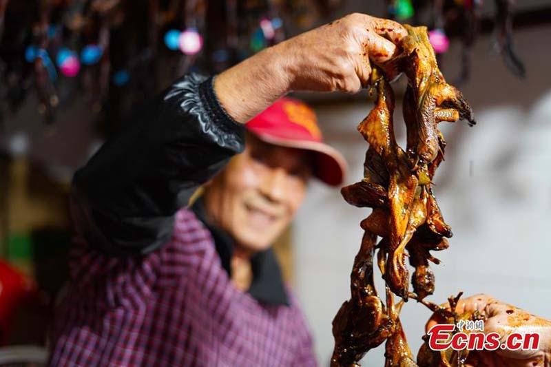 Hangzhou : le canard à la sauce soja épicée, un plat incontournable du menu du Nouvel An lunaire