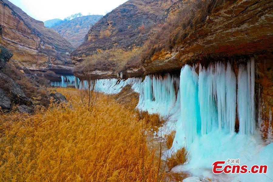Des cascades de glace sur des falaises dans 
la province du Gansu