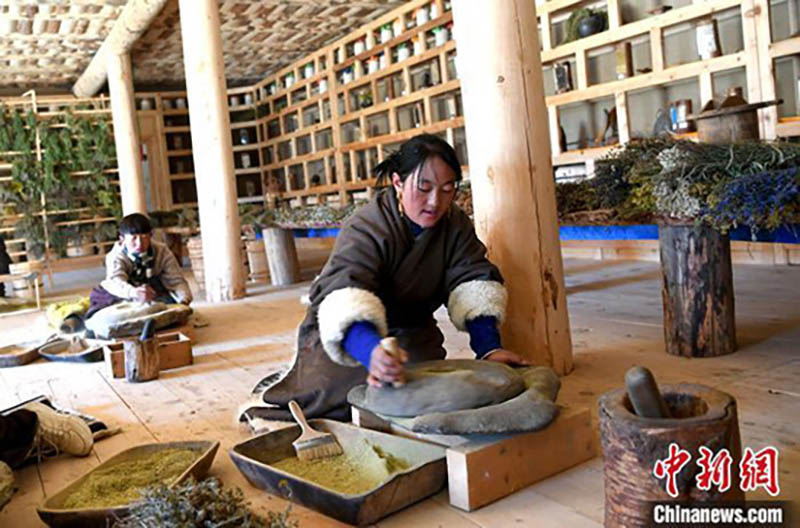 En photos : la fabrication de l'encens tibétain traditionnel