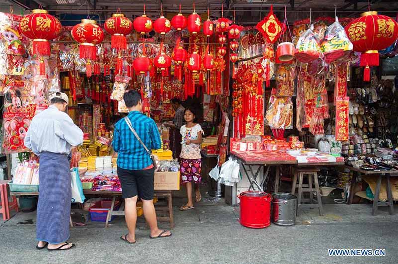 Myanmar : les achats de décorations du Nouvel An lunaire chinois à Yangon