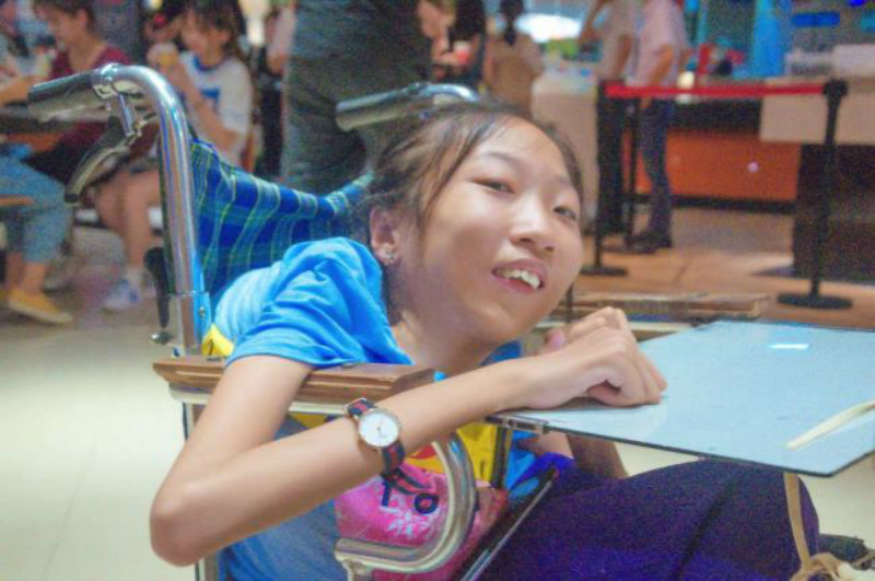 Une jeune fille en fauteuil roulant commence une nouvelle vie après son admission à l'université