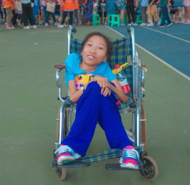 Une jeune fille en fauteuil roulant commence une nouvelle vie après son admission à l'université