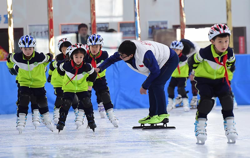 3000 jeunes messagers des actes civilisés de l'arrondissement de Yanqing passent leurs vacances d'hiver avec des sports de neige et de glace