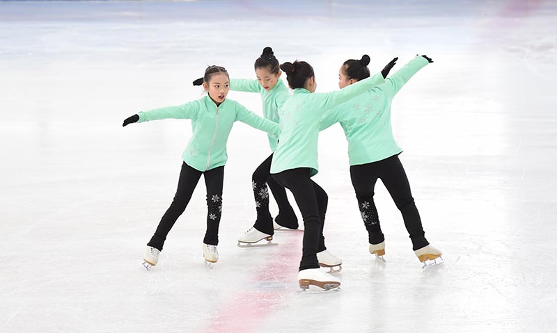 3000 jeunes messagers des actes civilisés de l'arrondissement de Yanqing passent leurs vacances d'hiver avec des sports de neige et de glace