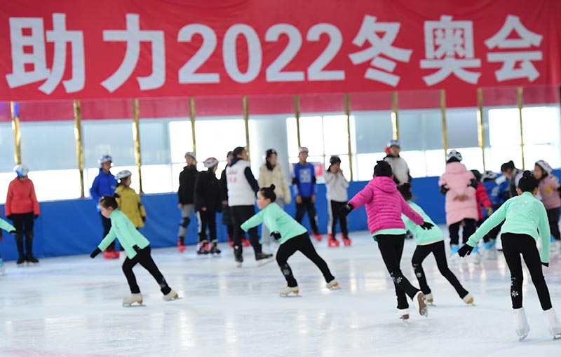3000 jeunes messagers des actes civilisés de l'arrondissement de Yanqing passent leurs vacances d'hiver avec des sports de neige et de glace