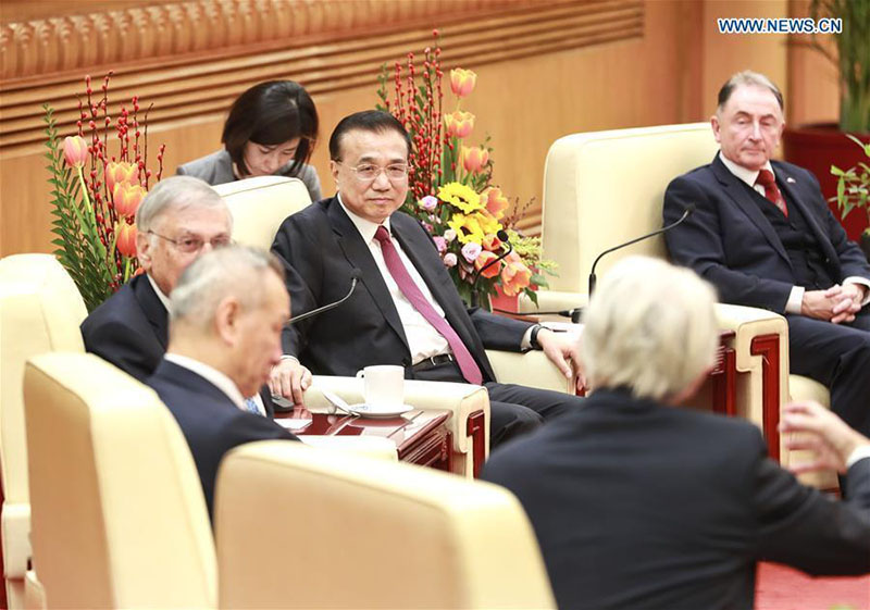 Le PM chinois tient un symposium avec des experts étrangers en Chine