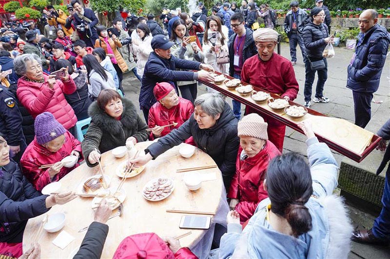 Chongqing : un grand banquet en plein air dans la vieille ville de Zhongshan