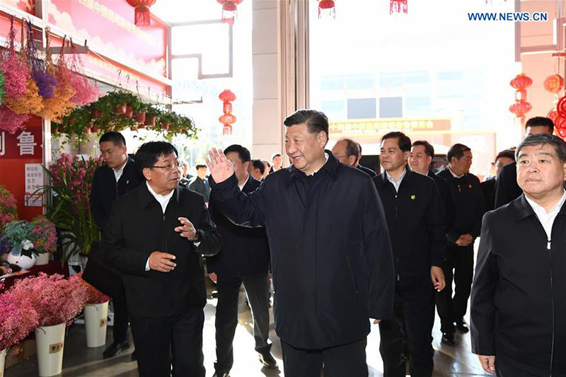 Xi Jinping inspecte une foire commerciale de la fête du Printemps à Kunming