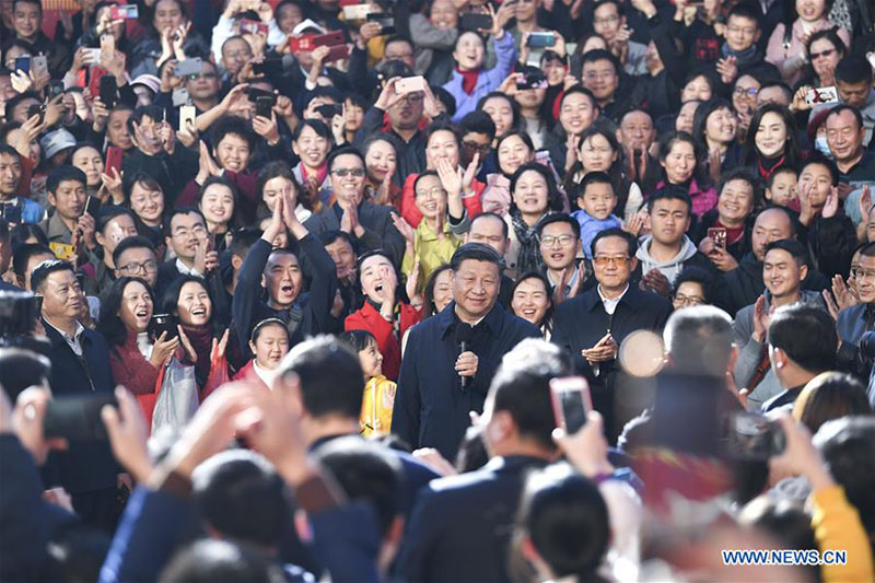 Xi Jinping inspecte une foire commerciale de la fête du Printemps à Kunming