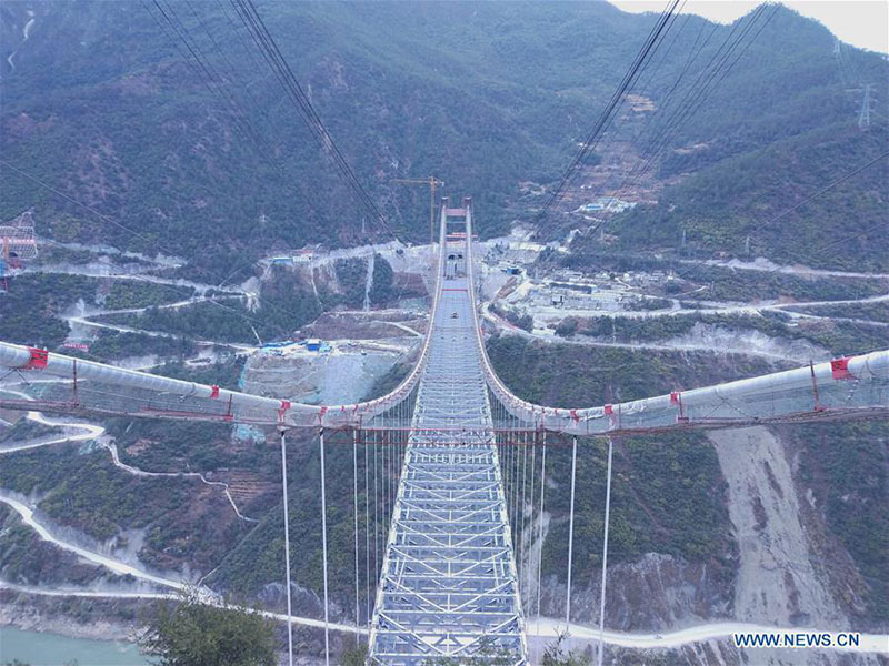 Yunnan : un pont traversant l'un des canyons les plus profonds du monde en contruction