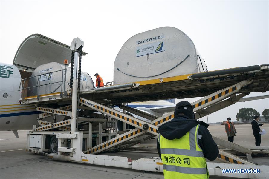Des avions chargés de matériel médical arrivent à Wuhan