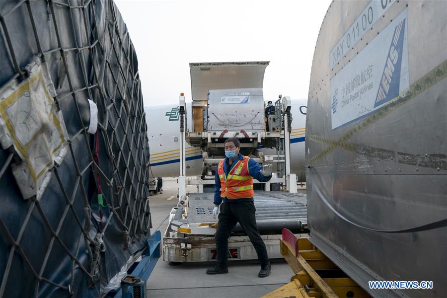 Des avions chargés de matériel médical arrivent à Wuhan