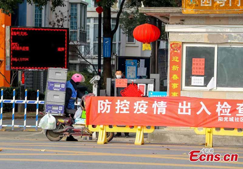 La vie continue dans une ville de Wuhan verrouillée