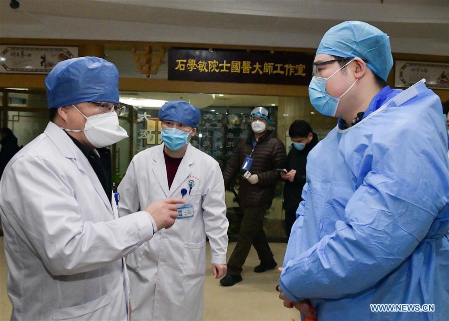 Chine : des patients du coronavirus sortent de l'hôpital après leur rétablissement à Wuhan