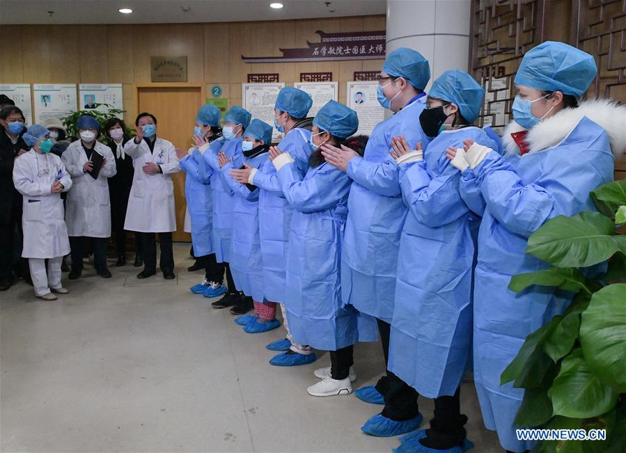 Chine : des patients du coronavirus sortent de l'hôpital après leur rétablissement à Wuhan