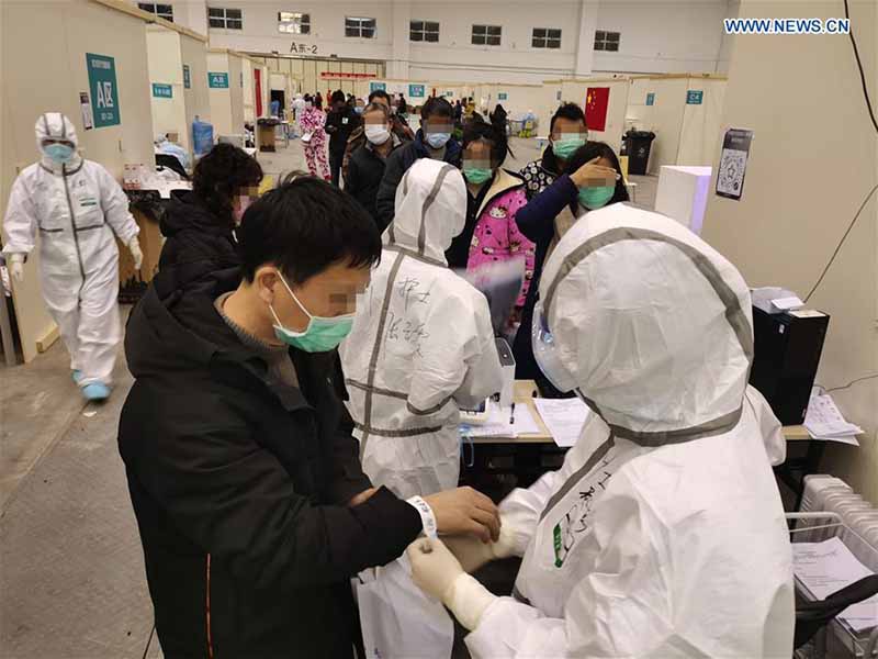 Des travailleurs médicaux soignent des patients au « Salon de Wuhan »
