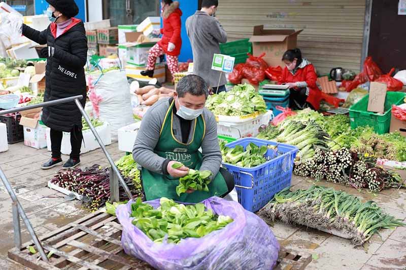 Un marché ouvert de Wuhan offre des légumes aux résidents