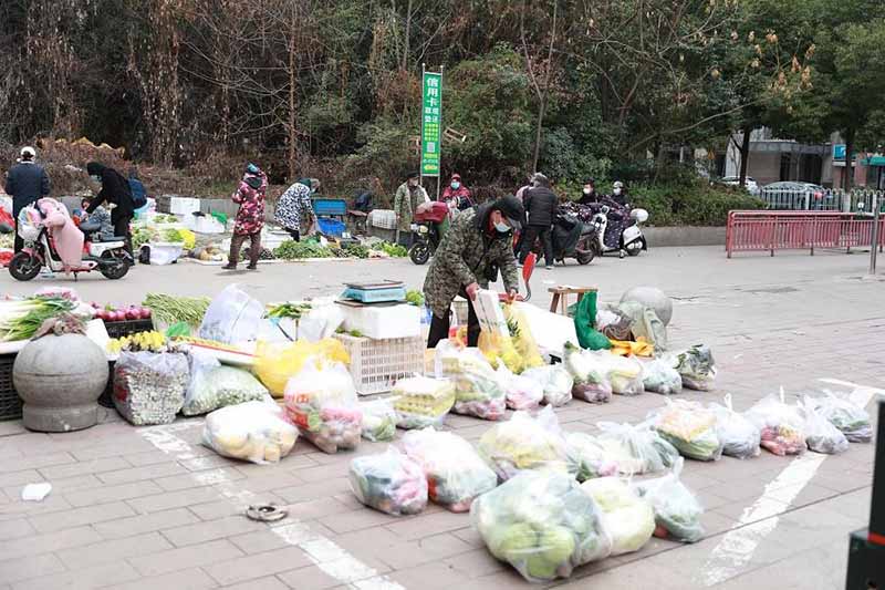 Un marché ouvert de Wuhan offre des légumes aux résidents